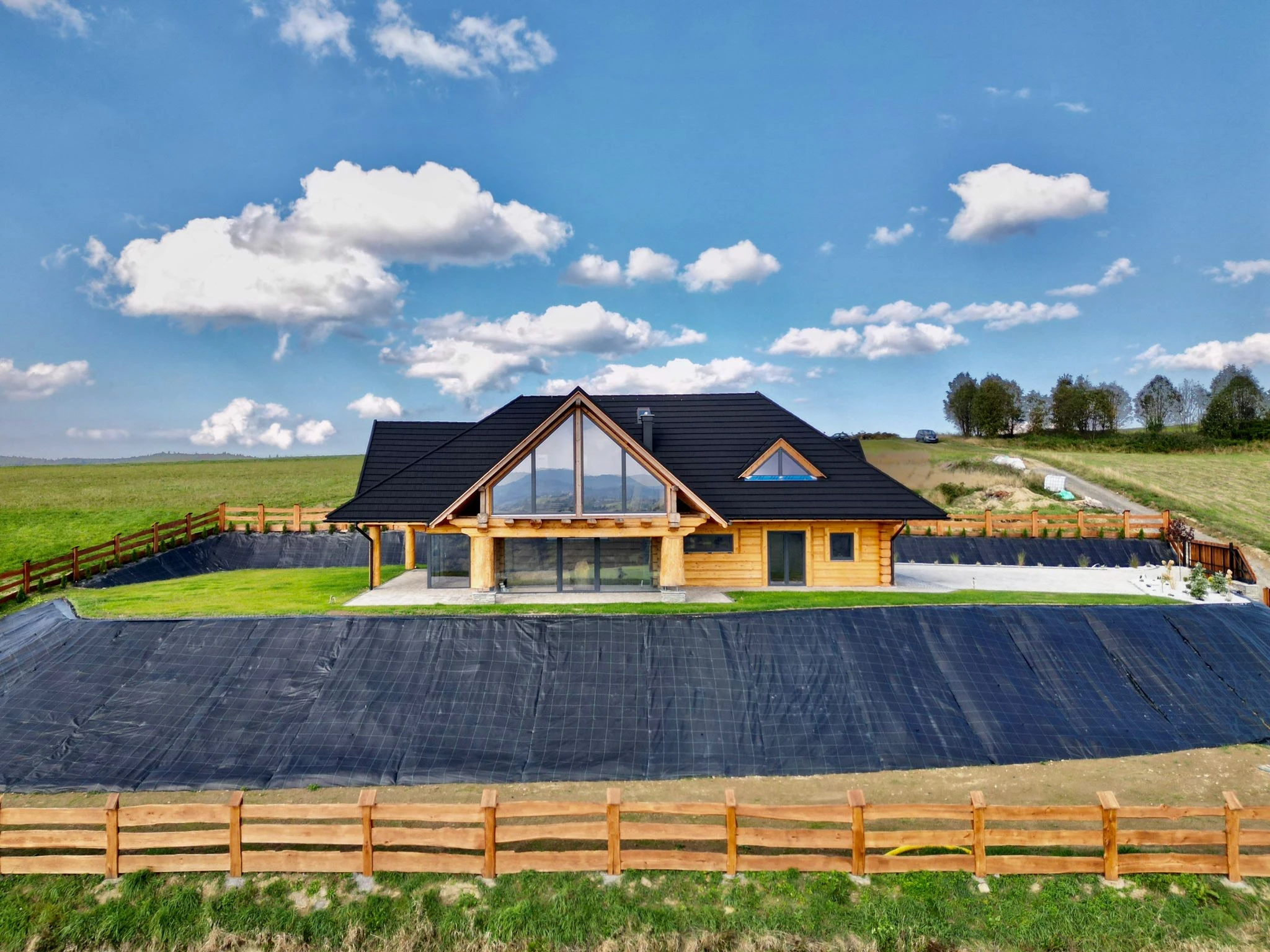 dom z bali na Złotym Groniu w Istebnej, niebieskie niebo