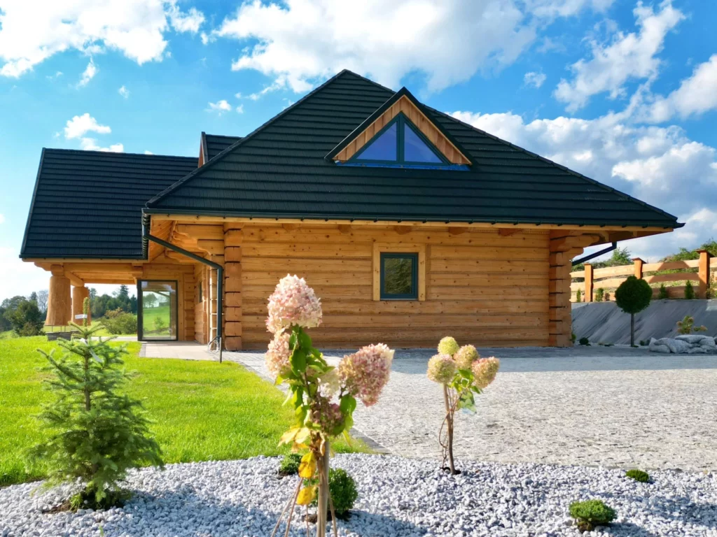 dom z bali na Złotym Groniu w Istebnej, podjazd z kostki brukowej, okna z widokiem na okolice