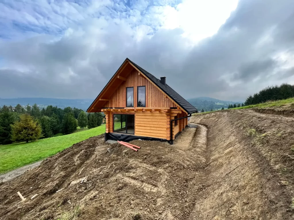 dom z bali na wzgórzu, pochmurna pogoda