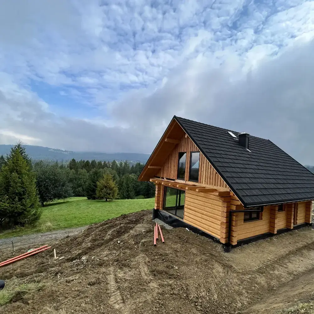 dom z bali na wzgórzu, widok na okolicę i góry