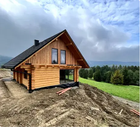 dom z bali na wzgórzu, widok na okolicę, pochmurna pogoda